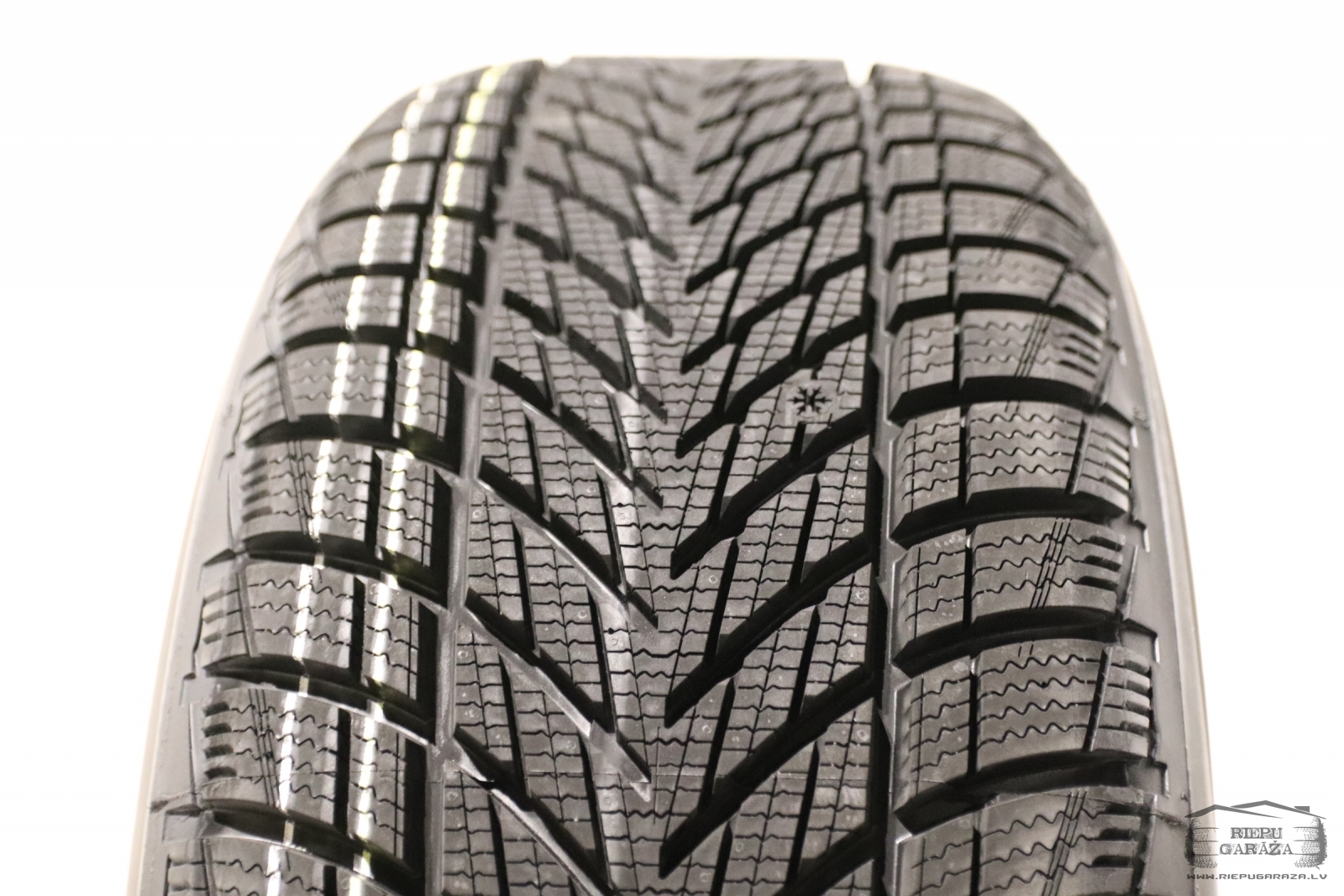 Ziemas riepas 235/45 R18 Goodyear UltraGrip Performance 3 FP
