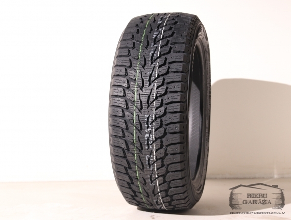 Kumho WI32 studded