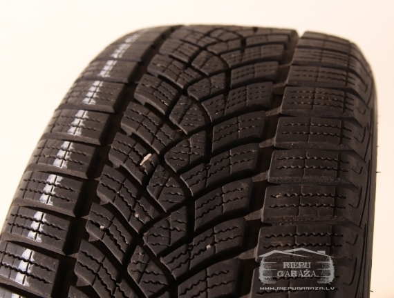 Goodyear UltraGrip Performance G1