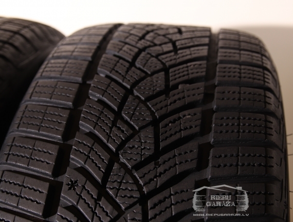 Goodyear UltraGrip Performance G1