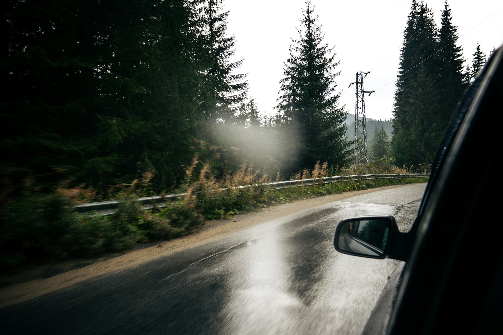 Kas ir akvaplanēšana un kā no tās izvairīties? Praktiski padomi autovadītājiem Latvijā