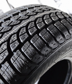Bridgestone Blizzak LM-32 - 215/45 R20