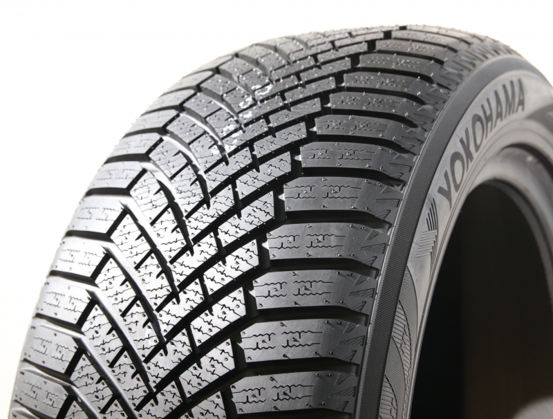 Yokohama BluEarth V906 SUV 235/65 R18