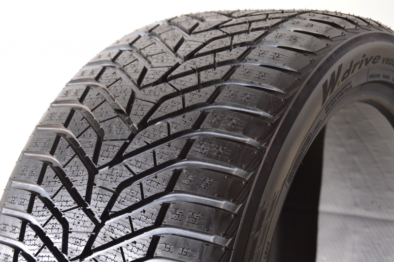 Yokohama BluEarth V905 245/50 R18 104V