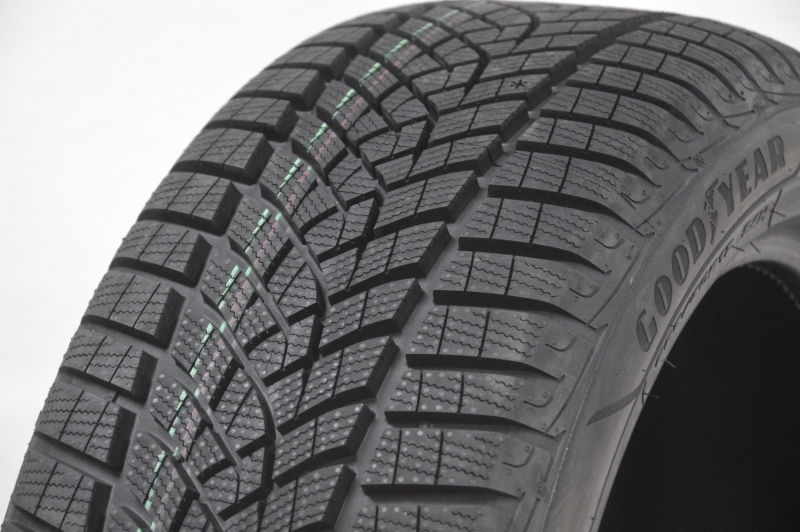 Goodyear UltraGrip Performance + DOT2022 235/60